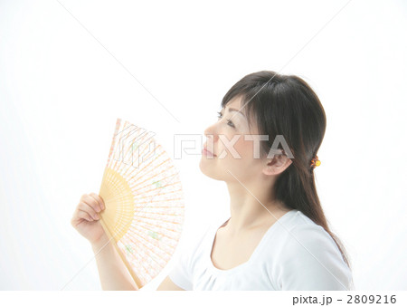 扇子で扇ぐ女性 2809216