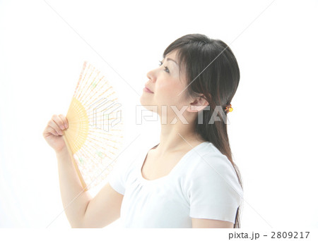 扇子で扇ぐ女性 2809217