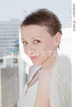 天使の羽を着た若い女性 天使の羽を着た若い女性 2809660