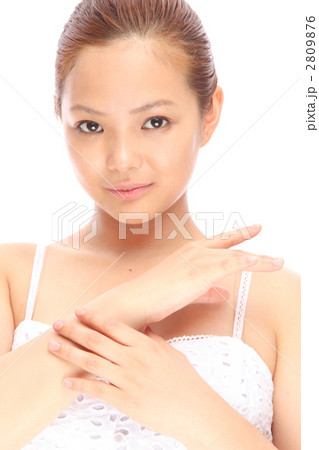 手を触る若い女性 2809876