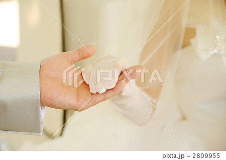 エスコート 手 結婚の写真素材