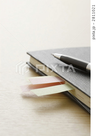 付箋の着いたスケジュール帳 2811021