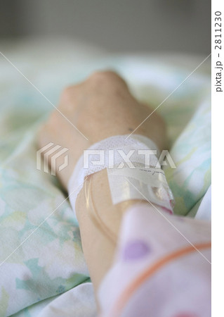 点滴する手 2811230