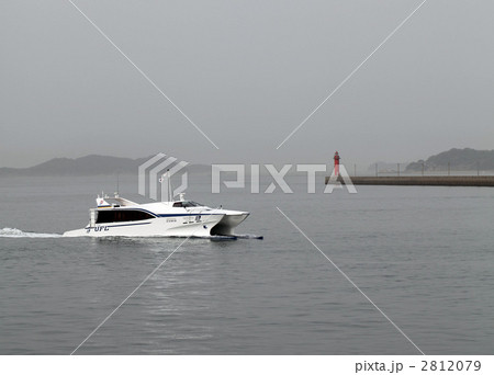 女木島・男木島行きフェリー屋島を背に高松港入港 2812079