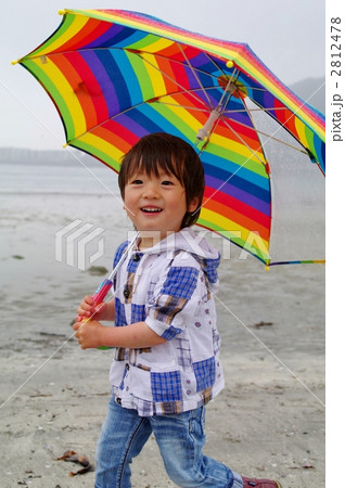 傘を差した子供（一色海岸） 2812478
