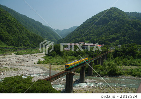 立山駅近くの鉄橋を渡る地鉄電車 2813524