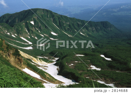 鳥海山　稲倉岳　眼下に象潟、にかほ高原の風車群 2814688
