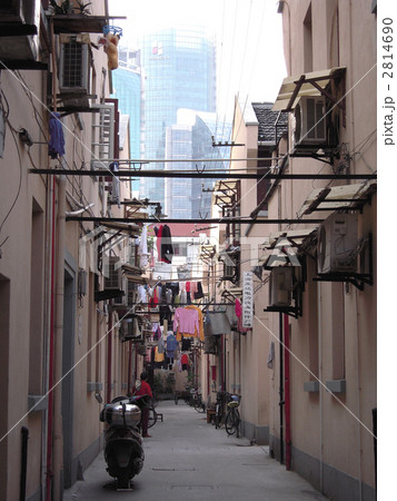 中国上海・南京東路周辺の路地裏と高層ビル 2814690