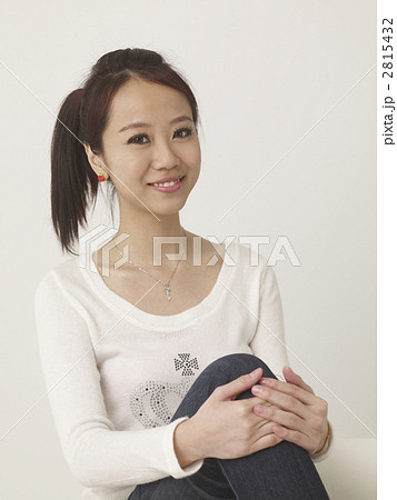 膝を抱く女性 膝を抱く女性 2815432