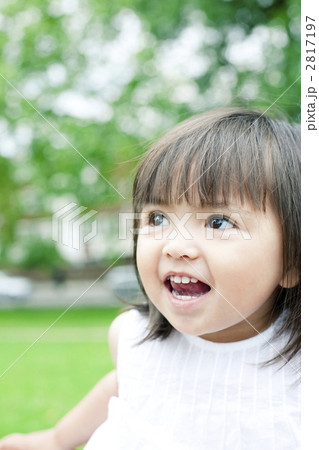 笑顔の可愛いハーフの少女の写真素材