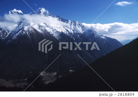 ヒマラヤ　左カンテガ(6779m)右タムセルク6623m　【ネパール】 2818804