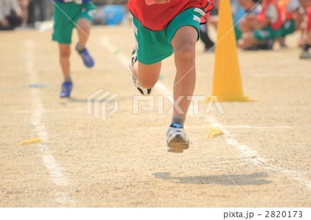 運動会で走る小学生 運動会で走る小学生 2820173