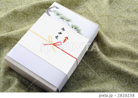 鶯色の風呂敷と御中元 2820238