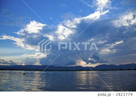 インレー湖畔にて 2821779