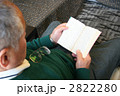 小説を読むシニア男性 2822280
