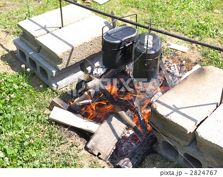キャンプ飯盒炊爨の写真素材