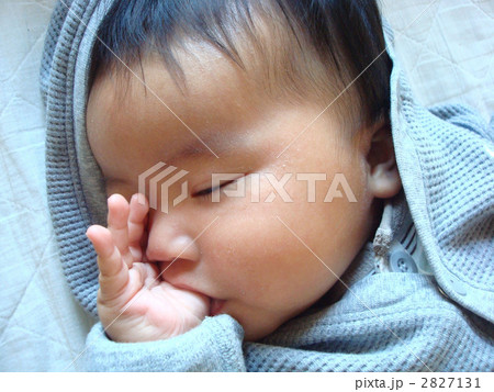 指しゃぶりしながら眠る赤ちゃん 指しゃぶりしながら眠る赤ちゃん 2827131