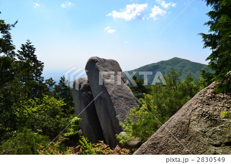 寄りかかる岩 2830549
