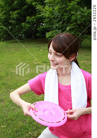 女性1人 (スポーツ トレーニング フィットネス 運動 フリスビー フライングディスク) 2832226