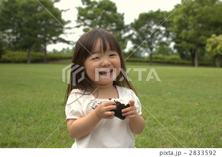 おにぎりを食べる女の子 おにぎりを食べる女の子 2833592
