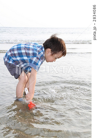 遊び 男の子 かがむの写真素材