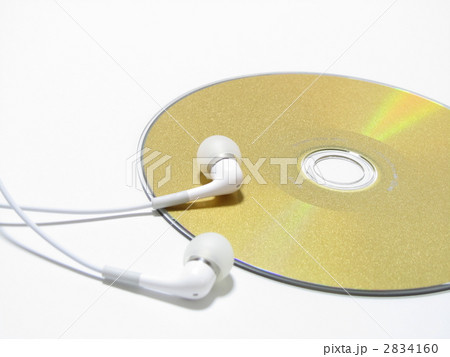 イヤホンとCD【趣味・音楽イメージ】【白背景・コピースペース】 イヤホンとCD【趣味・音楽イメージ】【白背景・コピースペース】 2834160