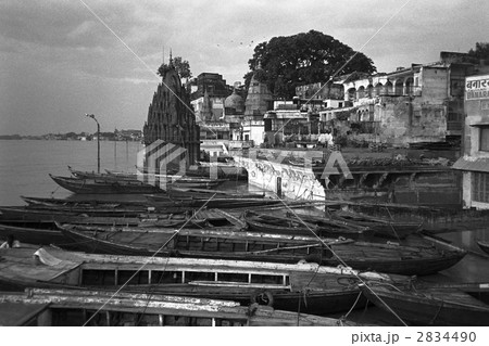 ガンジス川に沈んだガートと寺院、そして浮いている船。インド・バラナシ。１９９６年８月撮影 2834490