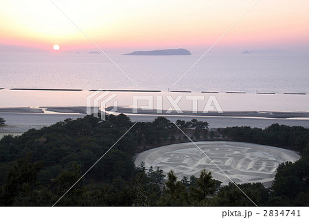 琴弾山から望む観音寺市有明浜の銭形砂絵と観音寺松原、伊吹島 2834741