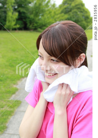 女性1人 (スポーツ 運動 ダイエット フィットネス トレーニング 体操 タオル 汗) 2835956