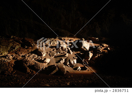 巨大洞窟に差す光（ディア洞窟･グヌン・ムル国立公園／東マレーシア） 2836751