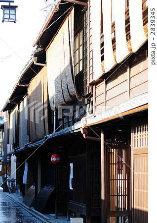 京都祇園のお茶屋街-1 2839345
