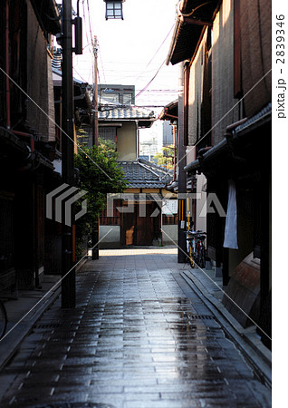 京都祇園のお茶屋街-2 2839346