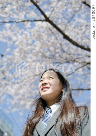 桜と中学生の女の子 桜と中学生の女の子 2840097