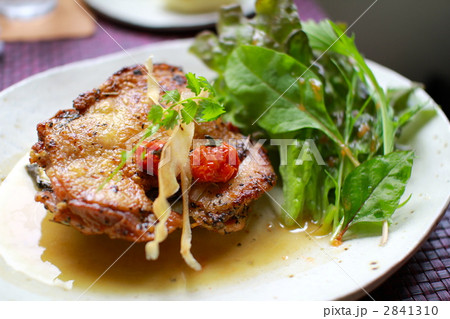 パリパリに焼いたチキングリルと野菜サラダ パリパリに焼いたチキングリルと野菜サラダ 2841310