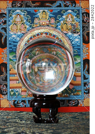 水晶玉と曼荼羅図 2842022