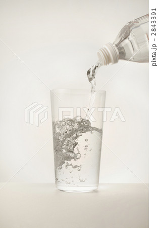 コップに注がれる水 コップに注がれる水 2843391