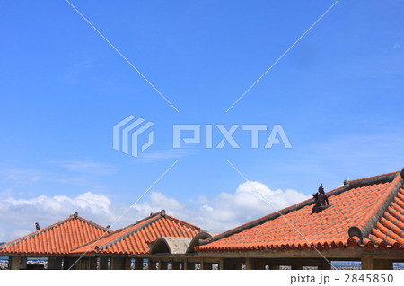 赤瓦屋根と青空 赤瓦屋根と青空 2845850