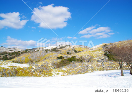 早春のカルスト台地と青空と白い雲 2846136