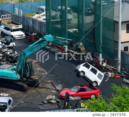 スクラップ 廃車 解体の写真素材