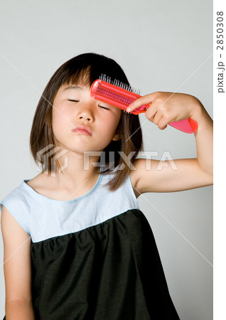髪をとかす女の子 髪をとかす女の子 2850308