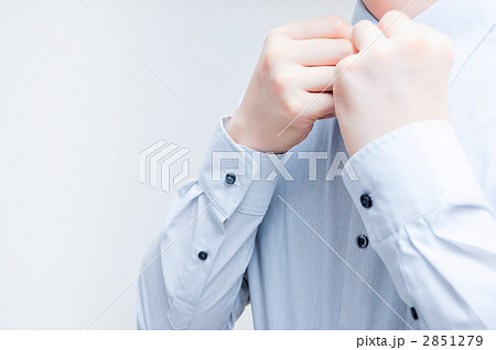 ボタンをとめる男性の写真素材