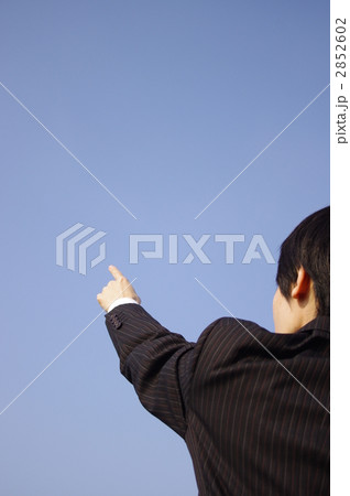 空を指さすビジネスマン 2852602