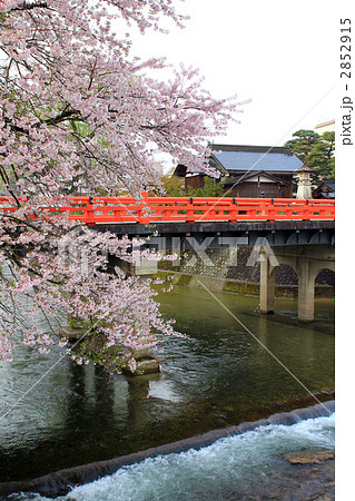 飛騨高山の宮川にかかる赤い中橋 2852915