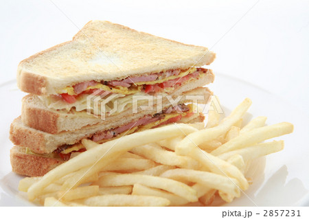 アメリカンクラブハウスサンドとポテトフライ 2857231