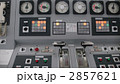 運転中のディーゼルエンジン操作板 2857621