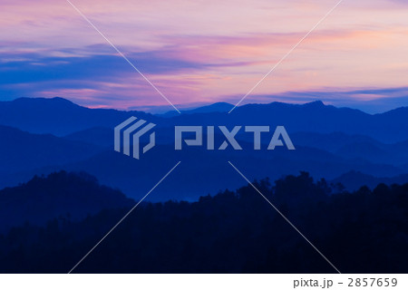 朝の山並み 2857659