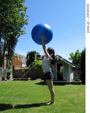 青空の下でボールを使って運動する女の子 青空の下でボールを使って運動する女の子 2858599