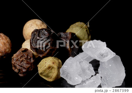 シーソルトの結晶と粒胡椒のアップ 2867399