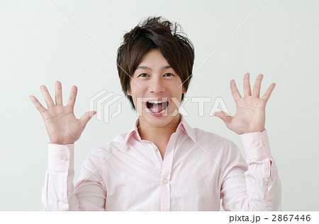 驚く20代の男性 2867446