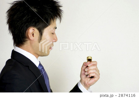 栄養ドリンクを持つビジネスマン 栄養ドリンクを持つビジネスマン 2874116